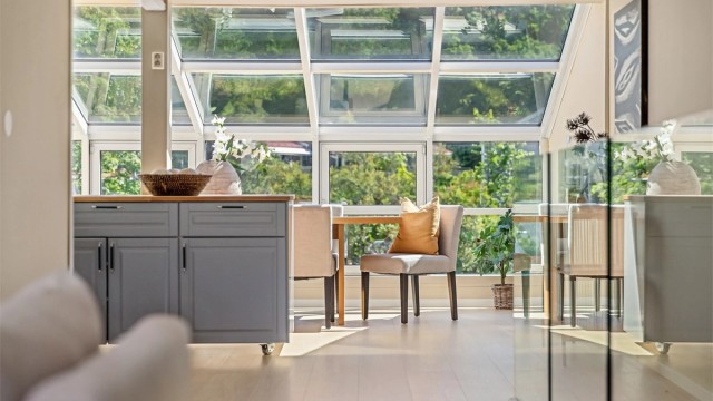 Ved kjøkkenet / vinterhagen er det god plass for spisebord