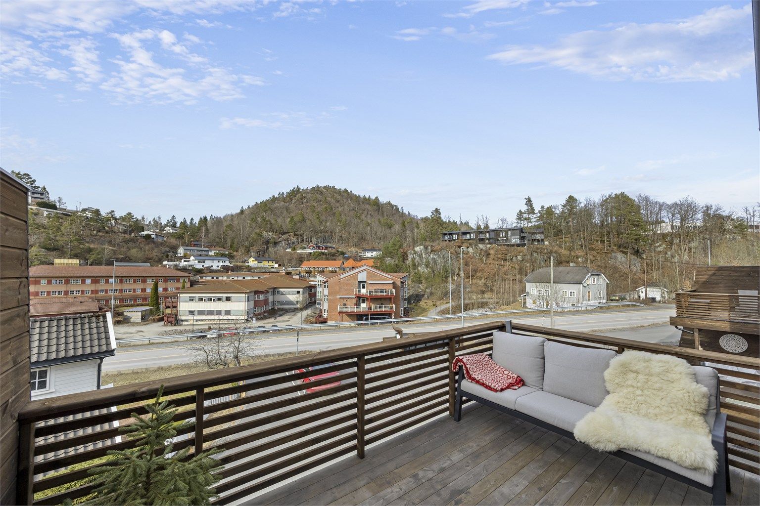 Fra leiligheten er det få meter til Coop Extra og/eller sentrum. Det meste finnes i gangavstand fra leiligheten.