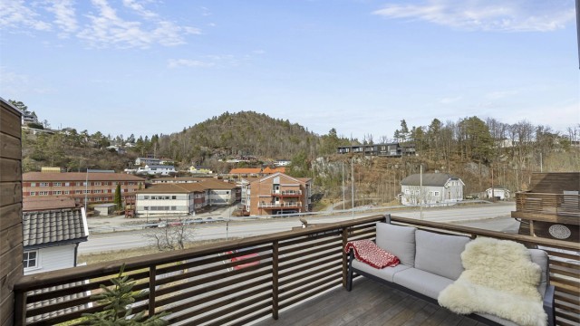 Fra leiligheten er det få meter til Coop Extra og/eller sentrum. Det meste finnes i gangavstand fra leiligheten.