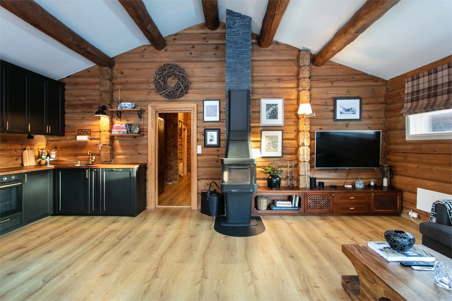 Stor åpen stue/kjøkkenløsning med god takhøyde 