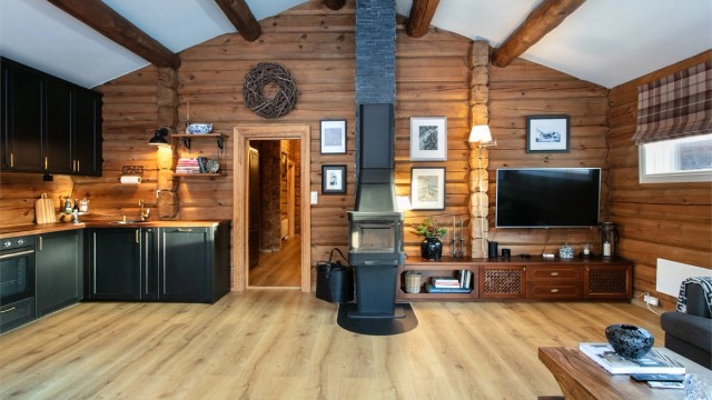 Stor åpen stue/kjøkkenløsning med god takhøyde