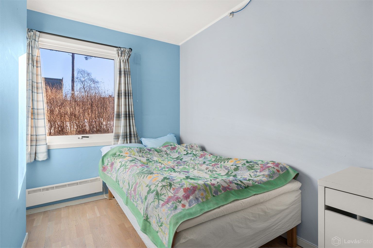 Det andre soverommet har en fin størrelse, egnet som barnerom eller kontor.