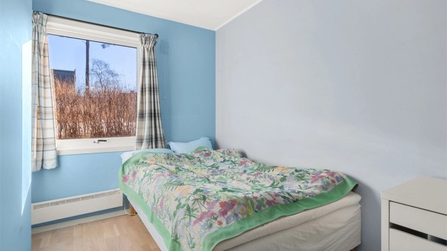 Det andre soverommet har en fin størrelse, egnet som barnerom eller kontor.