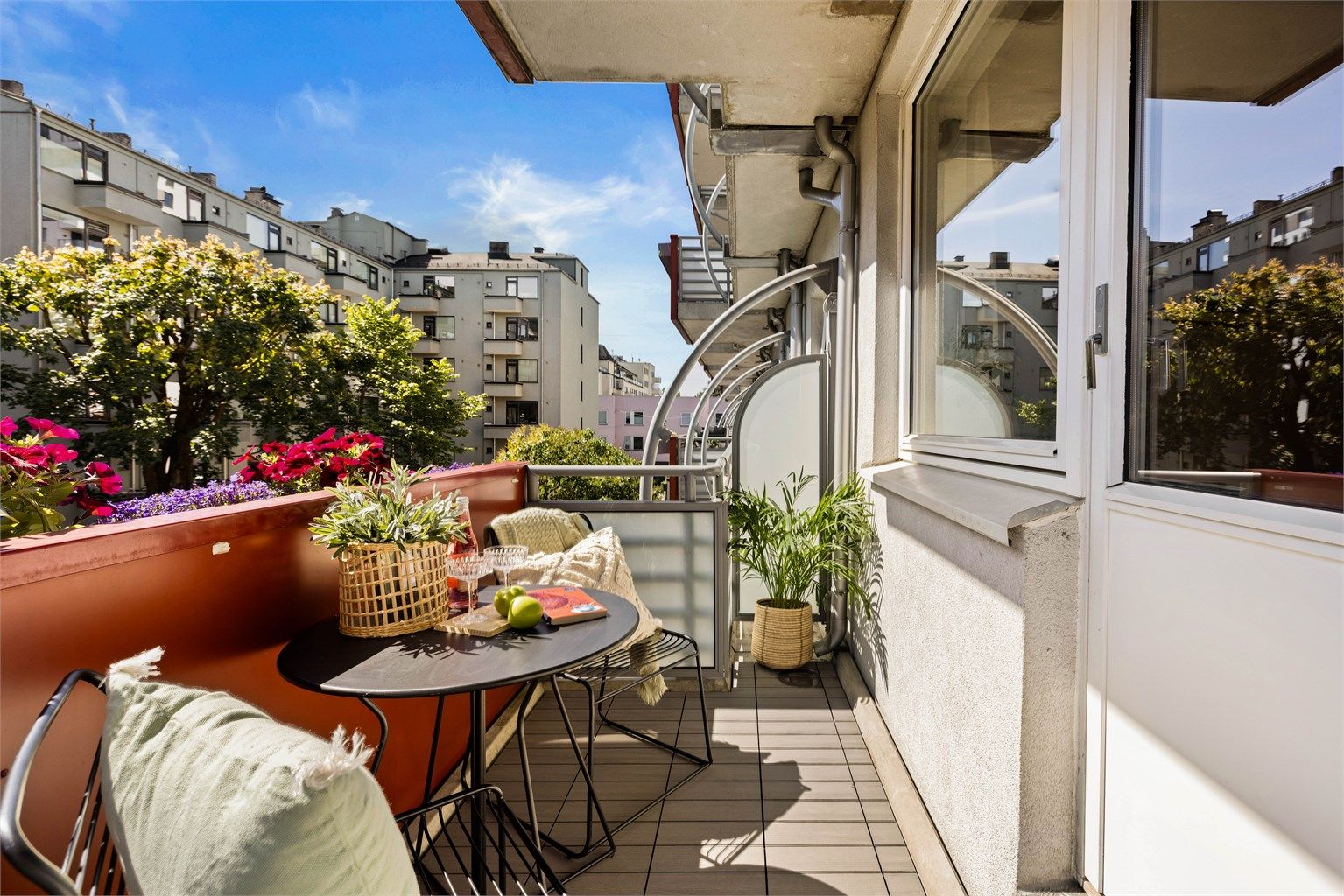 Balkongen blir en forlengelse av stuen på varme sommerdager. I følge selger er det sol på balkongen fra ca. kl. 08:00 til 15:00. Grilling med elektrisk- eller gassgrill er tillatt.