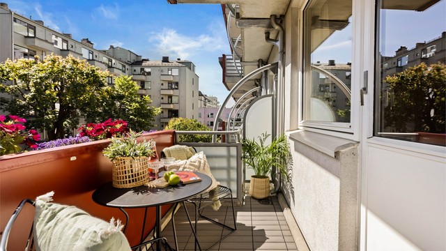 Balkongen blir en forlengelse av stuen på varme sommerdager. I følge selger er det sol på balkongen fra ca. kl. 08:00 til 15:00. Grilling med elektrisk- eller gassgrill er tillatt.