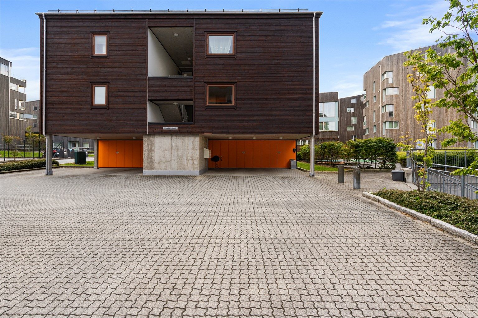 Parkering i carport med mulighet for elbil-lader. Heis opp til leiligheten. 