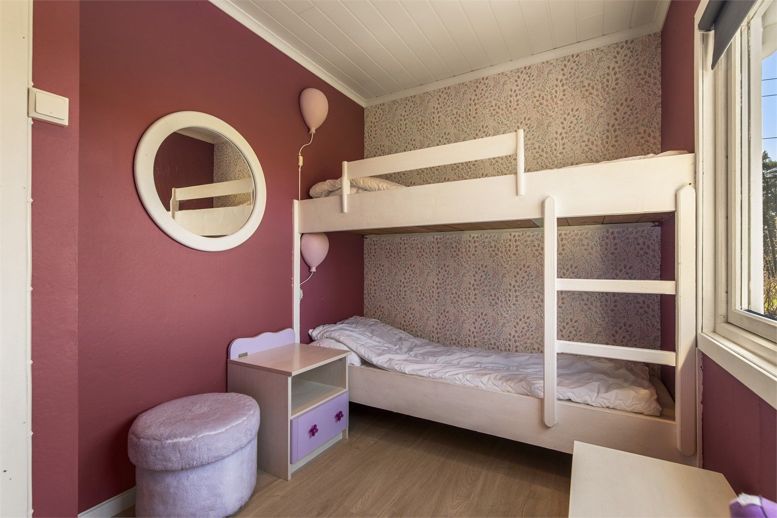 Soverom nummer to har laminat på gulv.