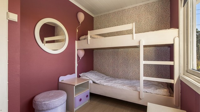 Soverom nummer to har laminat på gulv.