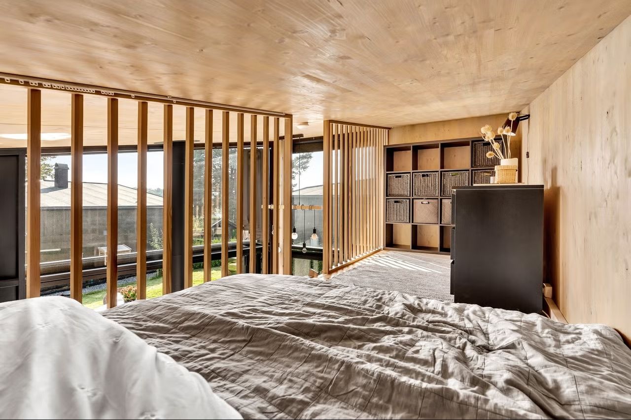 For ekstra plass, er det en hems med god plass.