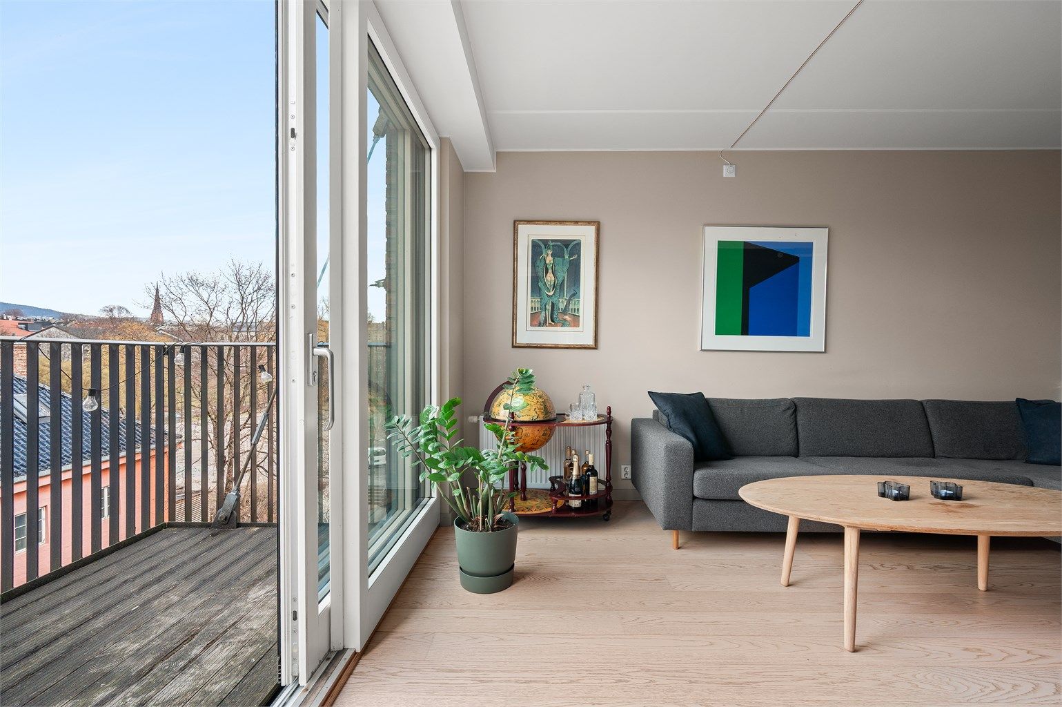 Dette er en lys og moderne leilighet med både balkong og egen parsell av takterrasse. 