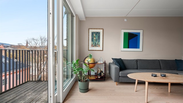 Dette er en lys og moderne leilighet med både balkong og egen parsell av takterrasse.