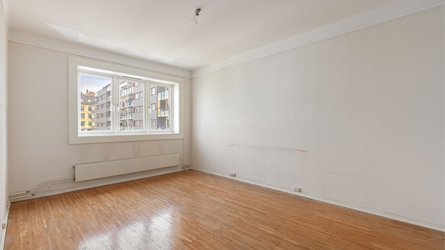 Leiligheten fremstår med generelt eldre standard og har ikke vært vesentlig oppgradert i nyere tid. Dette er en bolig med stort potensial for den som ønsker å pusse opp og sette sitt eget preg.