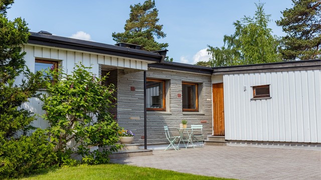 Boligen har et særpreget og tidsriktig uttrykk med en spennende kombinasjon av stående trekledning og murte fasader.