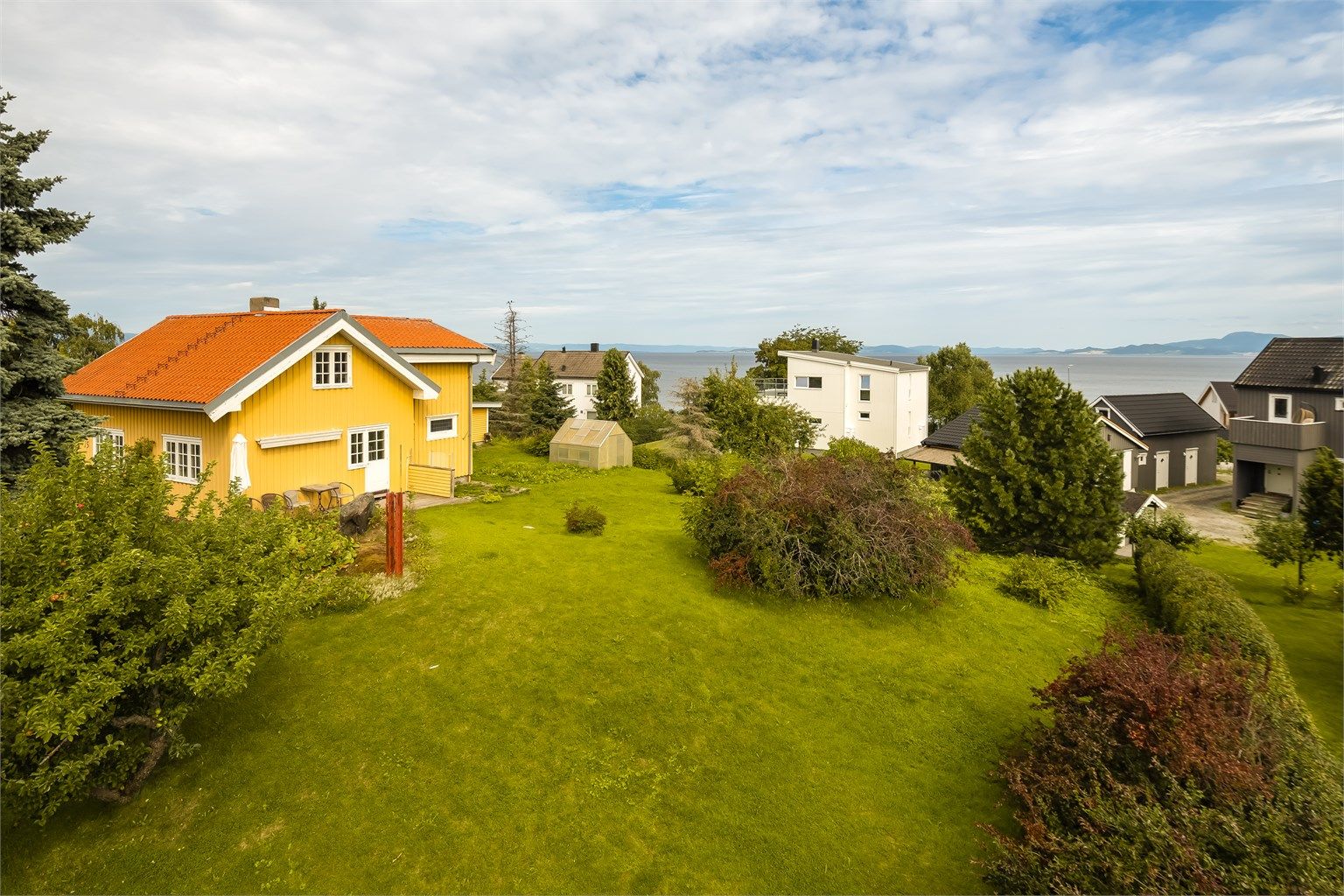 Velkommen til Hitravegen 15B - og denne fantastiske eiendommen beliggende i et rolig, attraktivt og veletablert område på Ranheim/Hitrafjæra! 