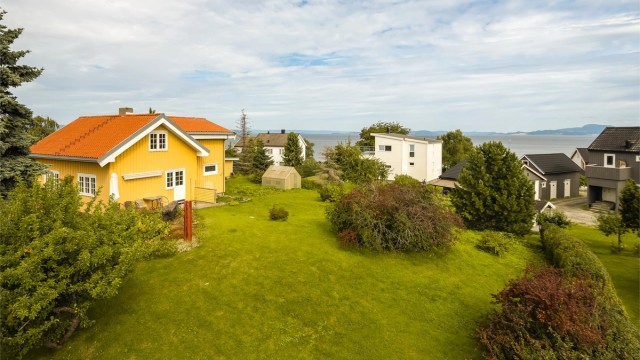 Velkommen til Hitravegen 15B - og denne fantastiske eiendommen beliggende i et rolig, attraktivt og veletablert område på Ranheim/Hitrafjæra!