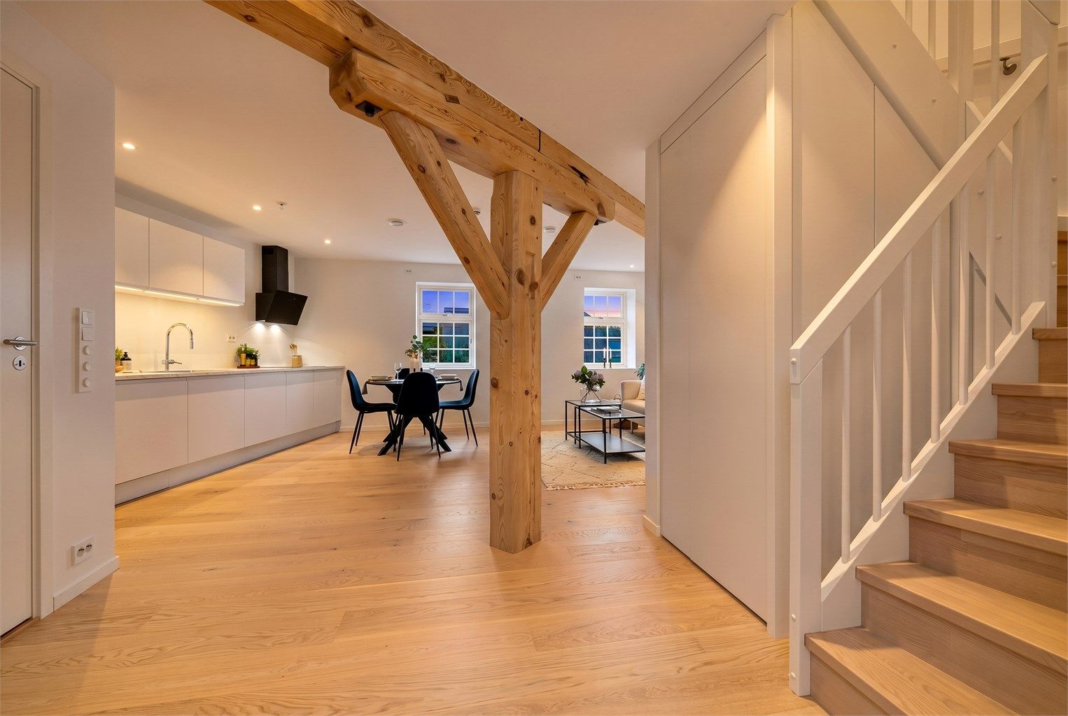 Stemningsfull belysning med downlights fremhever de arkitektoniske detaljene på kveldstid.