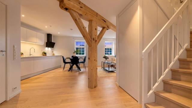 Stemningsfull belysning med downlights fremhever de arkitektoniske detaljene på kveldstid.
