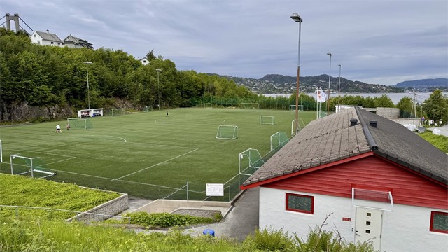 Kjøkkelvik idettsplass som er en av få privateide fotballbaner i Bergen og som driftes av klubben. Her har de også klubbhus og selskapslokaler.