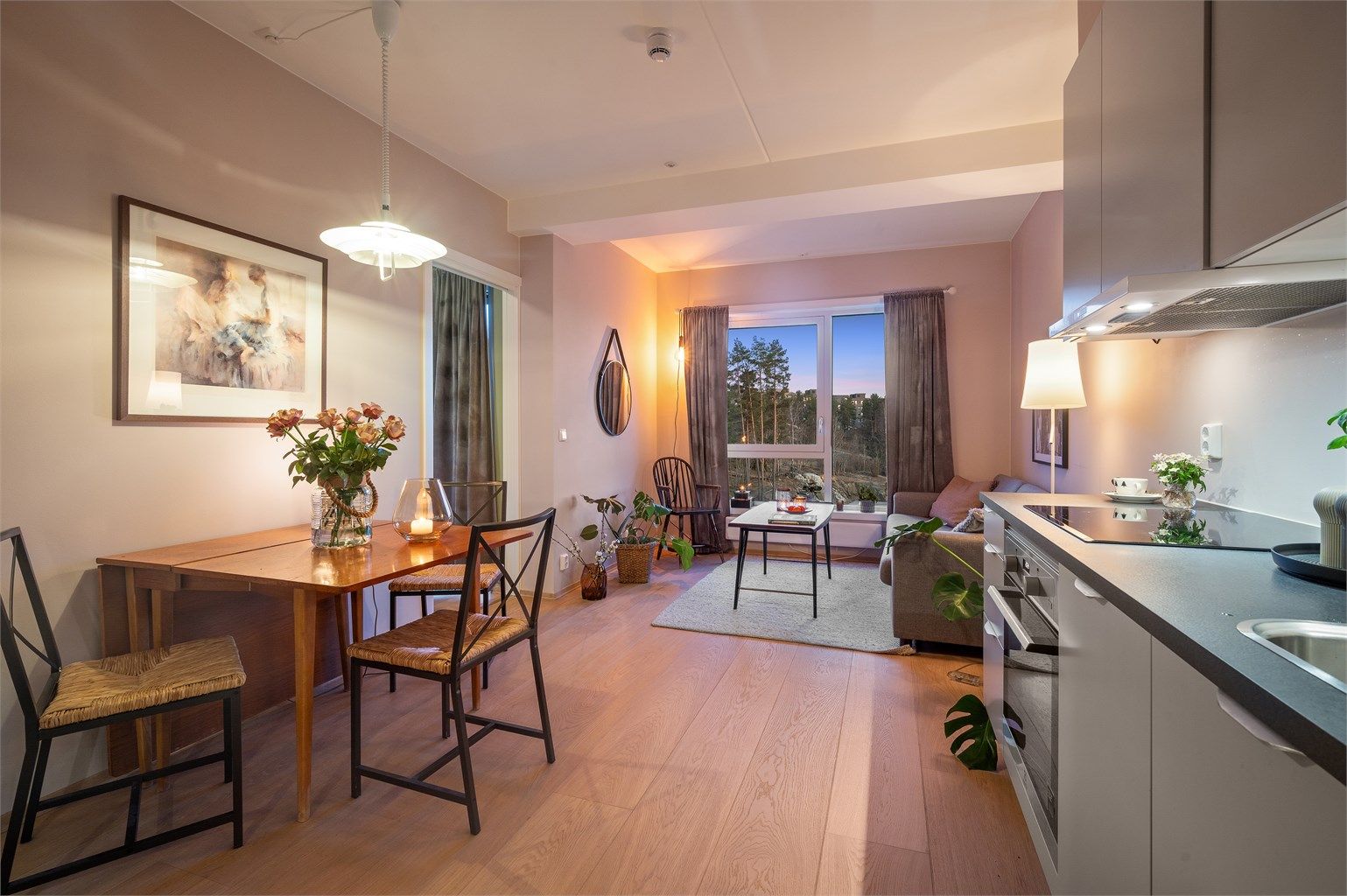 Leiligheten holder en god standard med enstavs eikeparkett, moderne overflater og balansert ventilasjon med forvarmet luft, som gir jevn innetemperatur og reduserer behovet for panelovner.