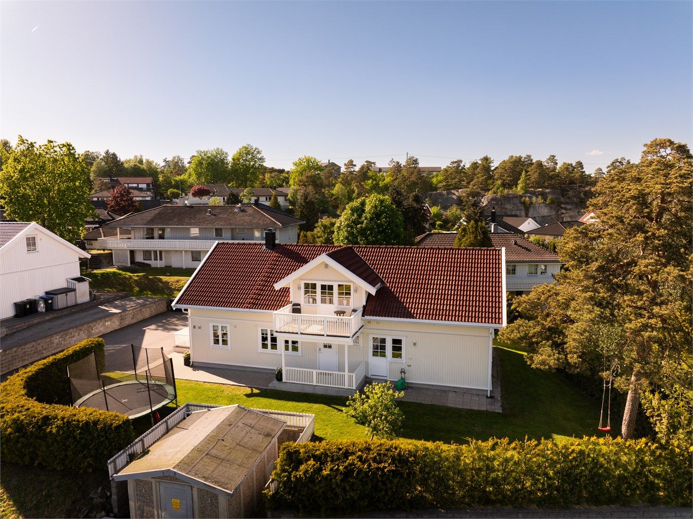 Eneboligen ble oppført i 2006/2007 på en tilbaketrukket hjørnetomt, med friareal på tre sider. Fotograf; Kristoffer Kristiansen.