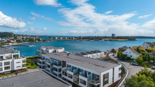 Eiendommen ligger idyllisk til med umiddelbar nærhet til sjøen.