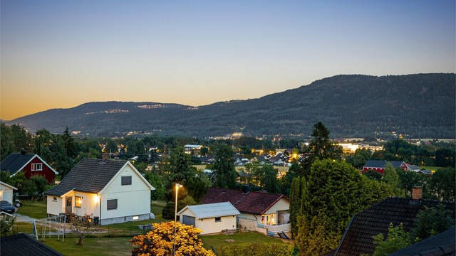 Eiendommen har en nydelig utsikt fra høyden og gode solforhold.