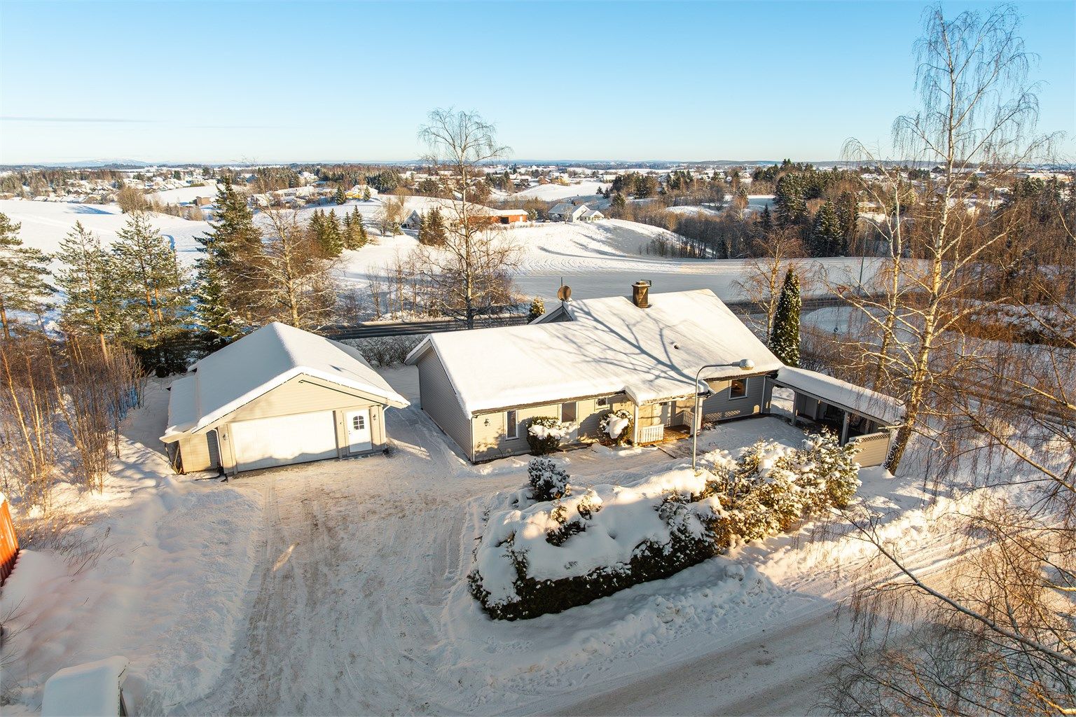 Boligen har flott utsikt over landskapet. Foto: Fotograf Hege K. Leren