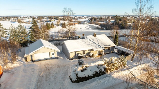Boligen har flott utsikt over landskapet. Foto: Fotograf Hege K. Leren
