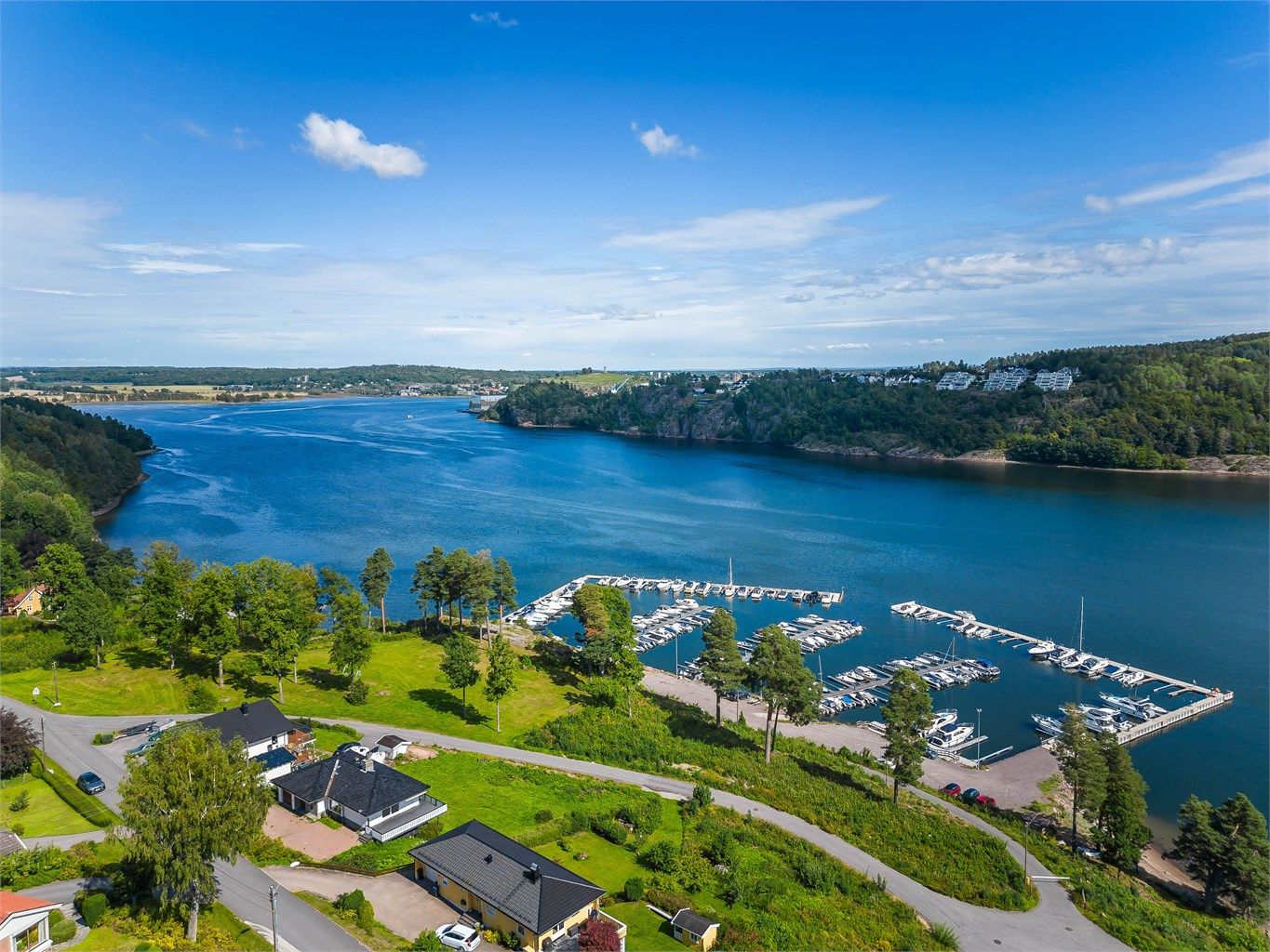 For barnefamilier er området svært attraktivt, med et trygt og rolig nabolag som har gode muligheter for lek og aktivitet.