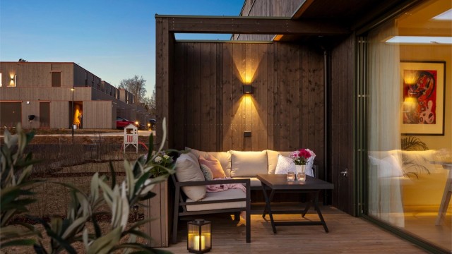 Terrassen er en naturlig forlengelse av stuen på varme dager. Her kan du nyte ettermiddags- og kveldssol i hage og skjermet terrassekrok.