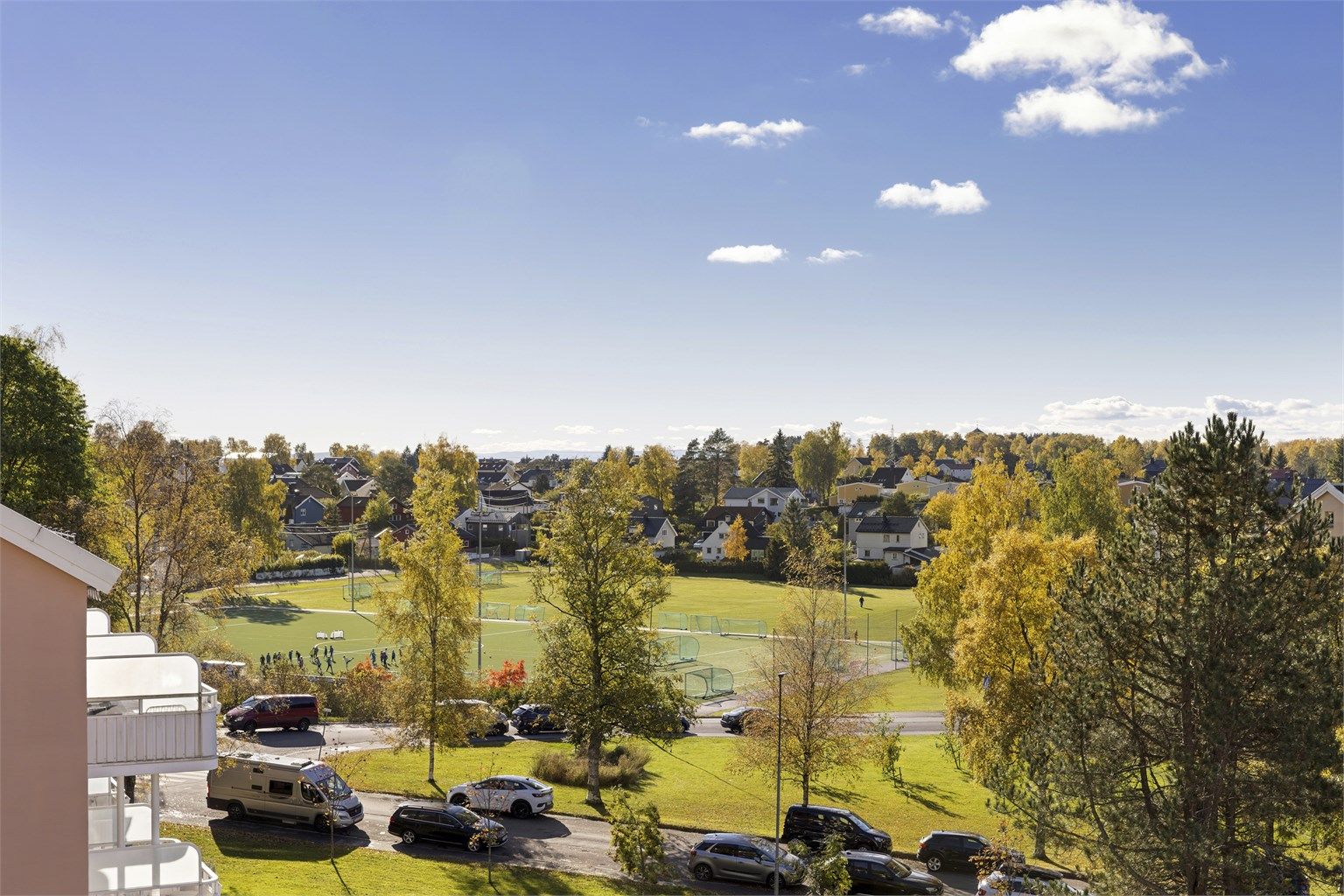 Utsikt mot Myrerfeltet, som byr på idrettsbane, treningsapparater og sandvolleyballbaner.