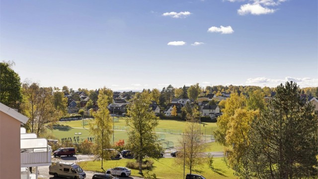 Utsikt mot Myrerfeltet, som byr på idrettsbane, treningsapparater og sandvolleyballbaner.