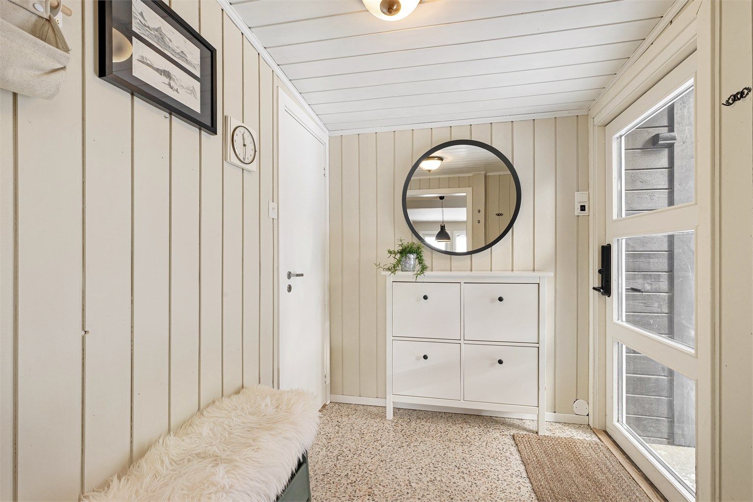 God plass til skoskap og sittebenk. Dør til venstre er til kjelleretasjen