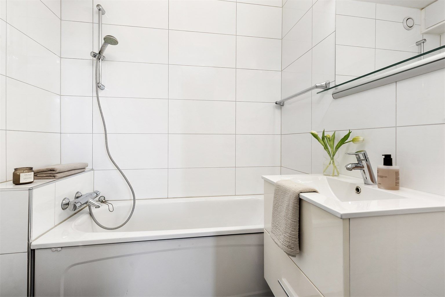 Badet har flislagte vegger og flislagt gulv med elektrisk gulvvarme.