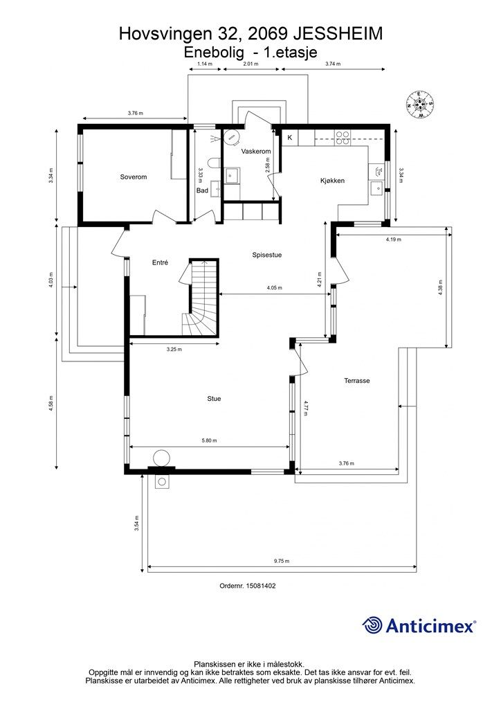 Første etasje har en arealeffektiv planløsning med en åpen sone for stue og kjøkken, ett soverom, bad og et praktisk vaskerom med egen utgang.