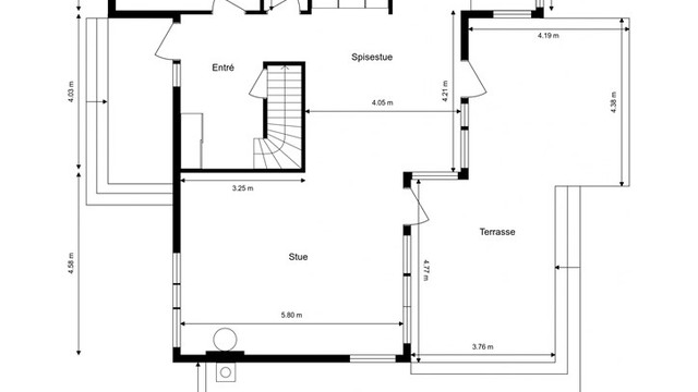 Første etasje har en arealeffektiv planløsning med en åpen sone for stue og kjøkken, ett soverom, bad og et praktisk vaskerom med egen utgang.