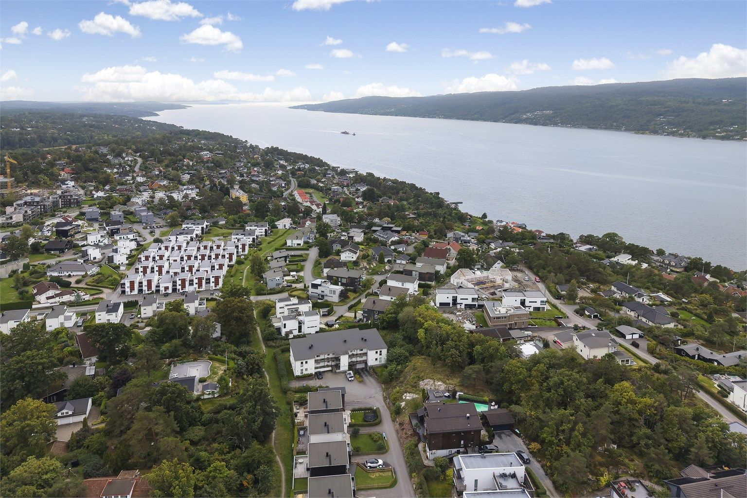 Kort gangavstand til bussholdeplass på Sogstikollen med avganger mot Oslo, Ski og Ås.