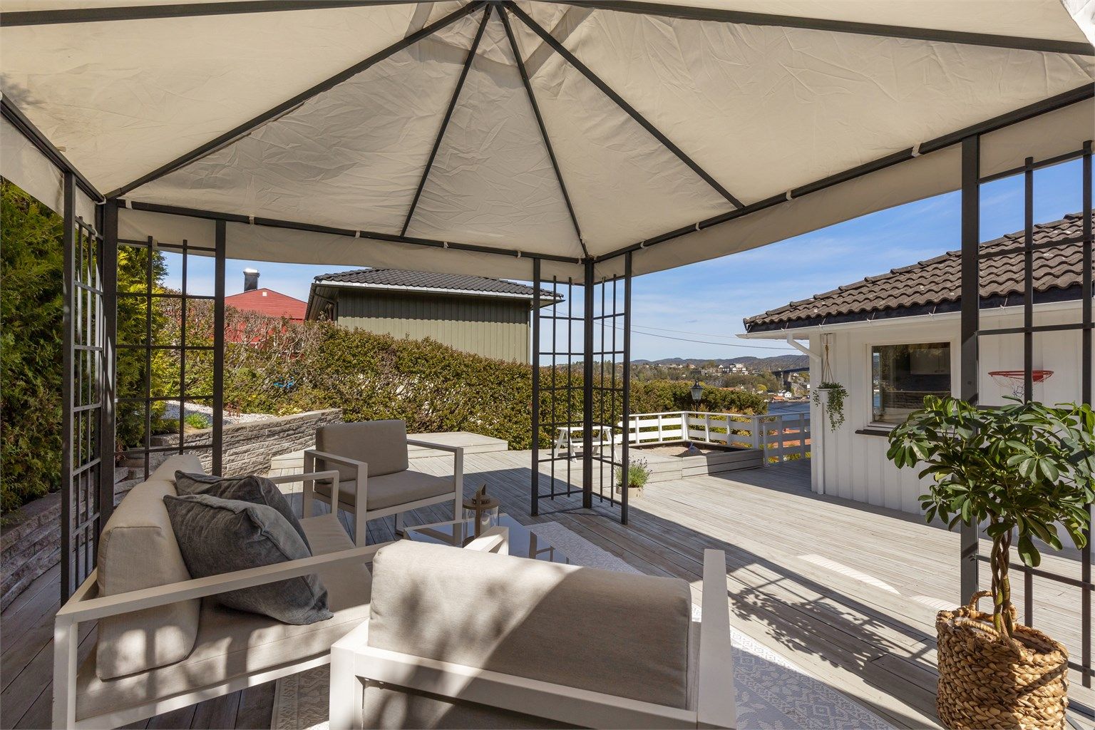 RA DET ØVERSTE planet kan du nyte både sjøutsikten og en god bok. På det nederste planet er det lagt til rette for loungemøbler i en lun krok.