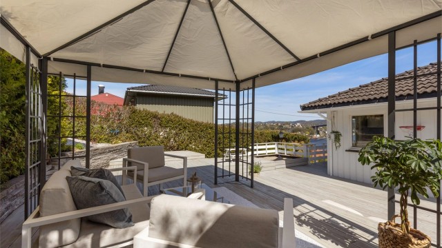 RA DET ØVERSTE planet kan du nyte både sjøutsikten og en god bok. På det nederste planet er det lagt til rette for loungemøbler i en lun krok.