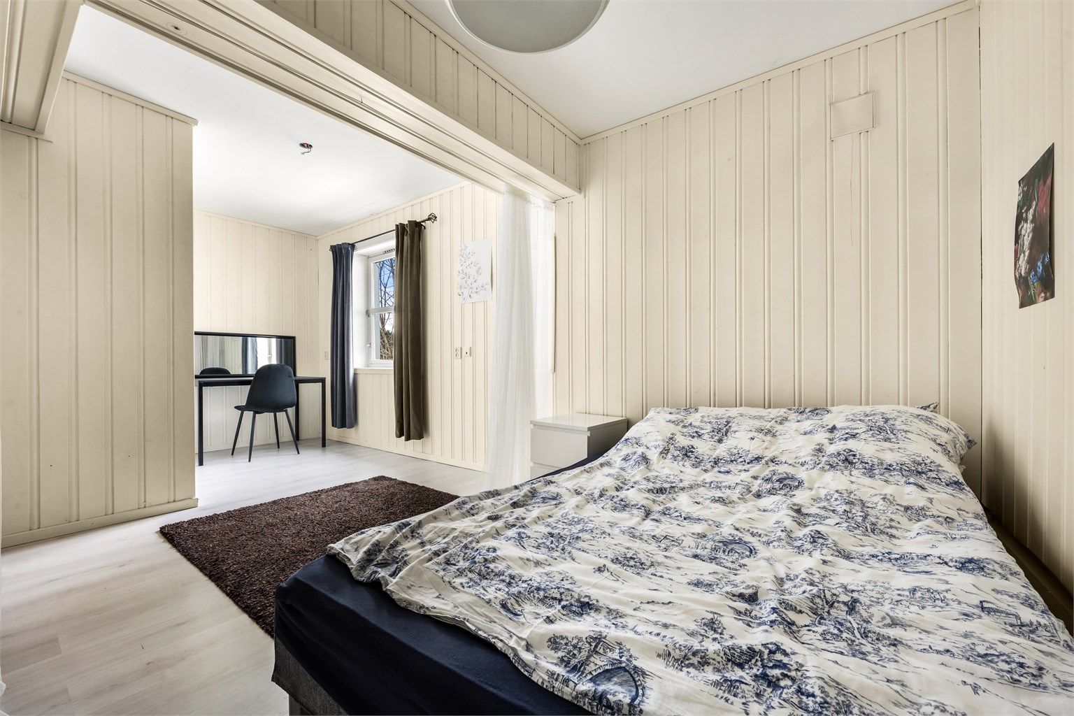 Boligen underetasje har 2 byggemeldte soverom. Hovedsoverommet er stor og romslig med plass til både dobbeltseng, nattbord og annet møblement.