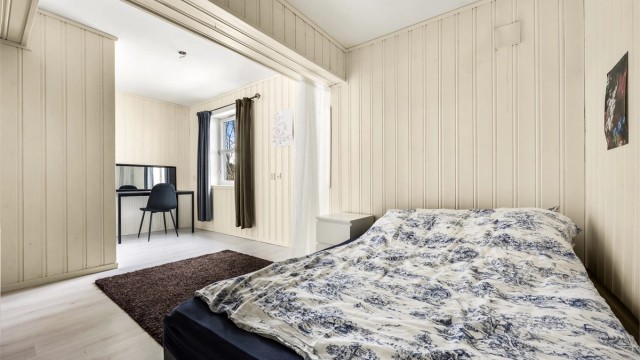 Boligen underetasje har 2 byggemeldte soverom. Hovedsoverommet er stor og romslig med plass til både dobbeltseng, nattbord og annet møblement.