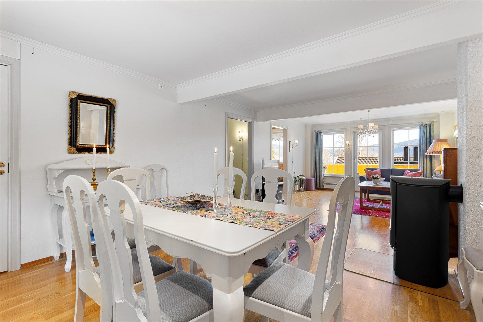 Rommet er gjennomgående, som gir godt med gjennomlys.