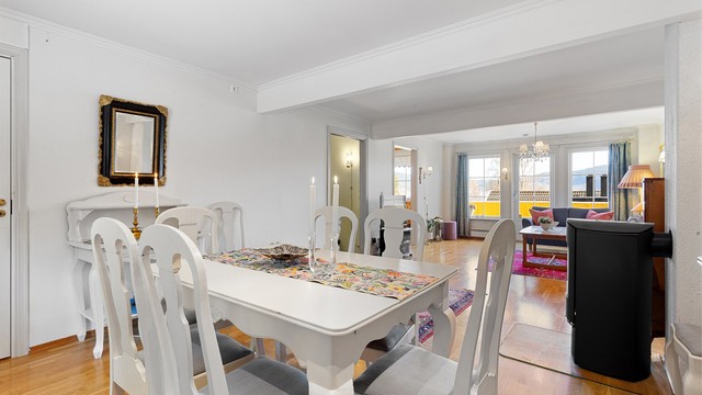 Rommet er gjennomgående, som gir godt med gjennomlys.