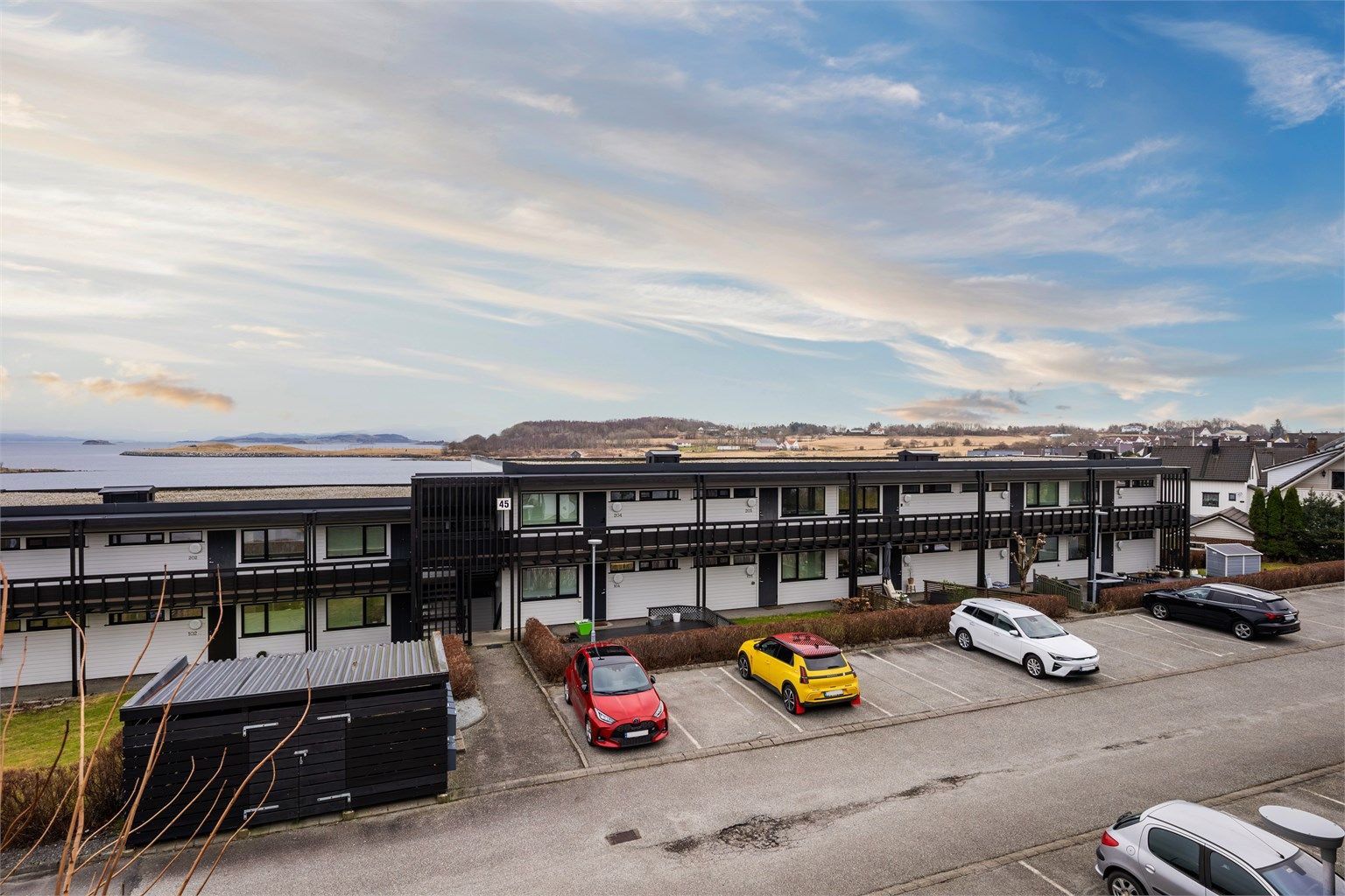 
Det er trappefri adkomst til leiligheten da den ligger i 1.etg, samtidig som den er i 2. etg fra nordsiden. Parkering like utenfor døren og mulighet for el.bil lade