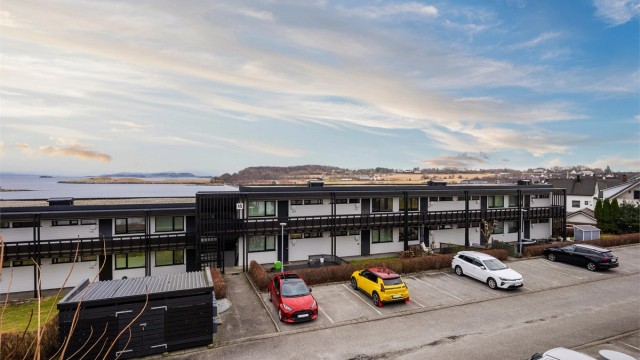 Det er trappefri adkomst til leiligheten da den ligger i 1.etg, samtidig som den er i 2. etg fra nordsiden. Parkering like utenfor døren og mulighet for el.bil lade