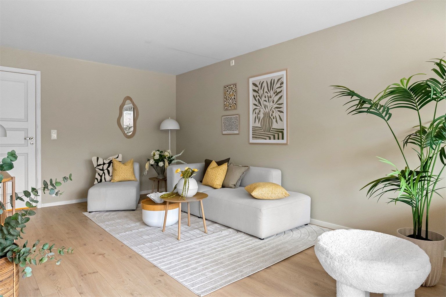 - Romslig stue malt i nydelig beigetone -