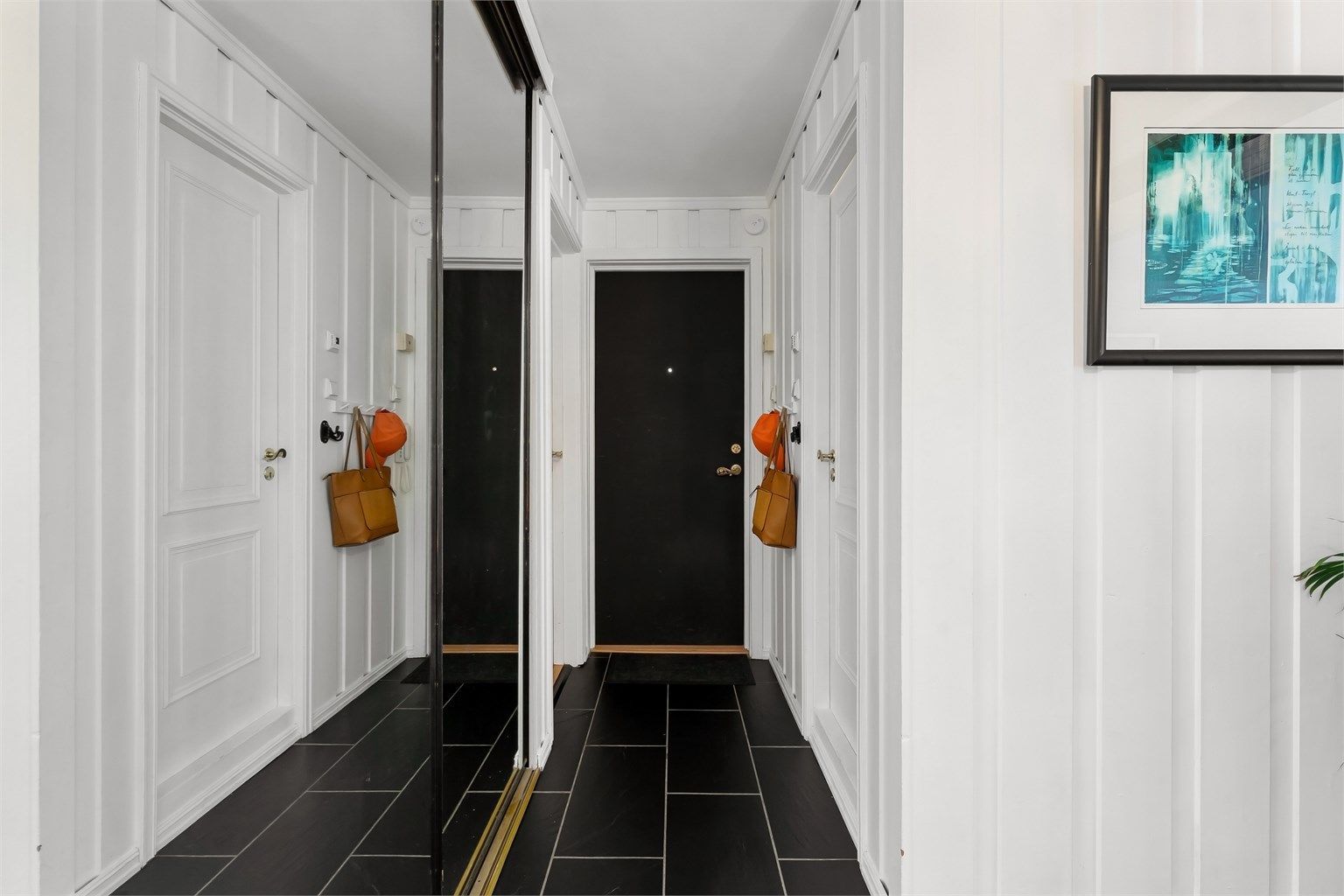 Leiligheten har en hyggelig og praktisk entré med god plass til å ønske gjester velkommen og til oppbevaring av yttertøy og sko