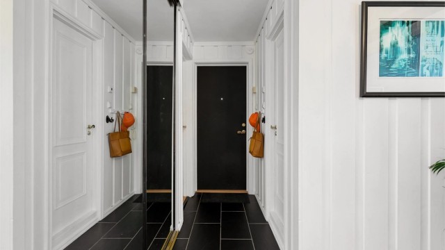 Leiligheten har en hyggelig og praktisk entré med god plass til å ønske gjester velkommen og til oppbevaring av yttertøy og sko