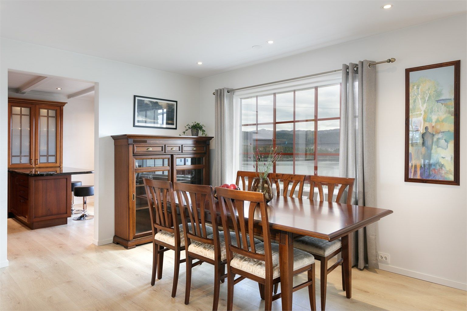 Det er åpen men likevel skjermet løsning mellom stue og kjøkken