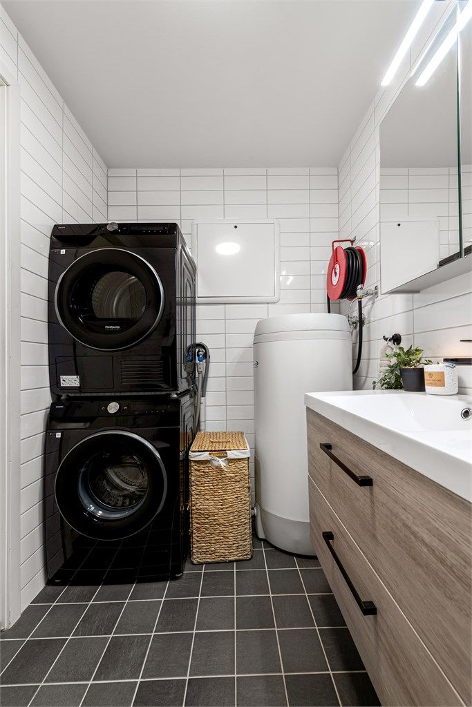 Det er praktisk opplegg for vaskemaskin og tørketrommel i søyle.